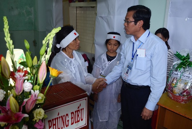 Thứ trưởng Bộ GD&ĐT đến viếng thầy giáo coi thi đột tử tại Cà Mau Thứ trưởng Nguyễn Văn Phúc chia sẻ mất mát với gia đình thầy giáo Phạm Quốc Tuấn