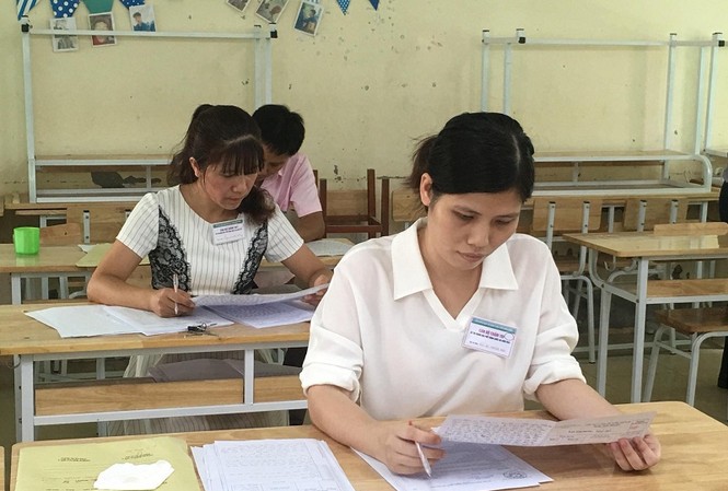 Nghi vấn điểm thi bất thường ở Hà Giang: Khó tìm được bằng chứng? Giám khảo đang chấm thi bài thi tự luận tại kỳ thi THPT quốc gia 2018