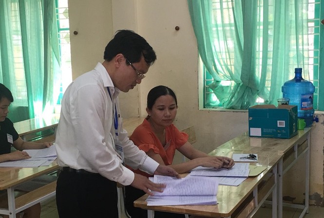 Đoàn công tác của Bộ GD&ĐT tới Hà Giang làm rõ vụ điểm thi Ông Mai Văn Trinh thanh tra công tác chấm thi tại Hòa Bình trong kỳ thi THPT Quốc gia 2018.