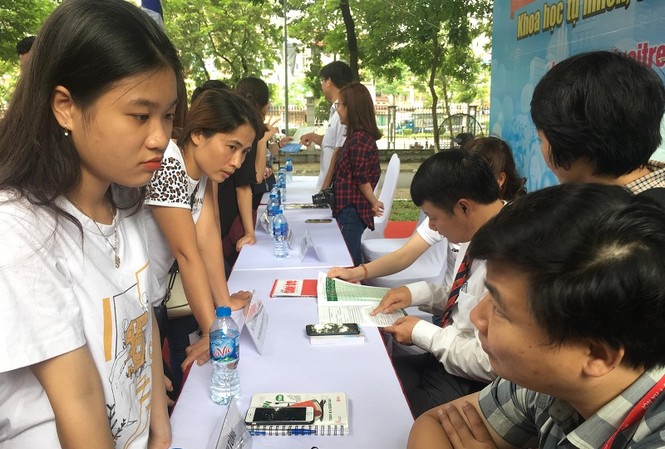 Điểm chuẩn ĐH Y Hà Nội giảm 3-4 điểm, điểm sàn là 18 – 20 Ông Lê Đình Tùng đang tư vấn cho thí sinh muốn đăng ký xét tuyển vào trường ĐH Y Hà Nội