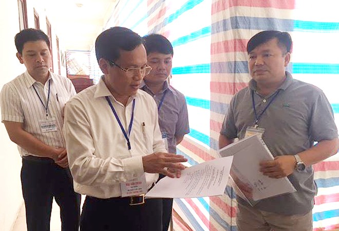 Gian lận điểm thi tại Hòa Bình: Sai phạm tinh vi hơn? Ông Mai Văn Trinh kiểm tra công tác chấm thi tại Hòa Bình. Ảnh: Nghiêm Huê
