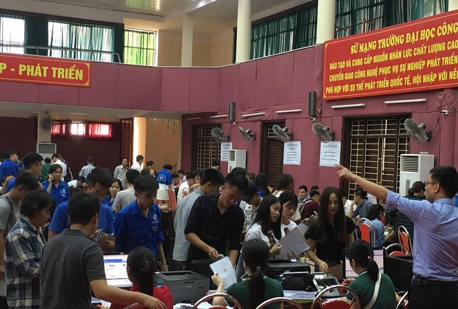 Miễn giảm vé tàu hỏa cho tân sinh viên nhập học Sáng nay, đông đảo tân sinh viên và phụ huynh đến UTT nhập học.