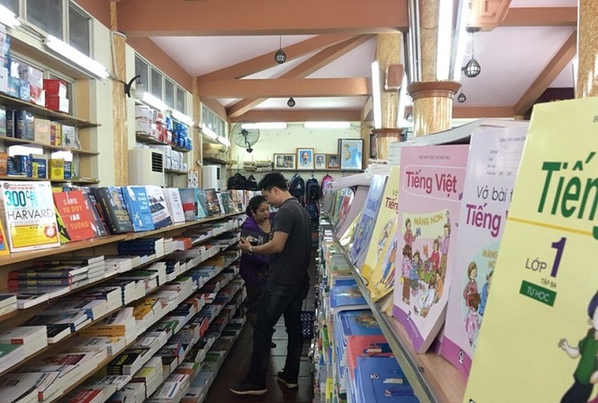Lo lắng vì thiếu SGK tiếng Việt lớp 1 công nghệ Gần đến năm học mới, phụ huynh lo lắng vì chưa mua được SGK cho con