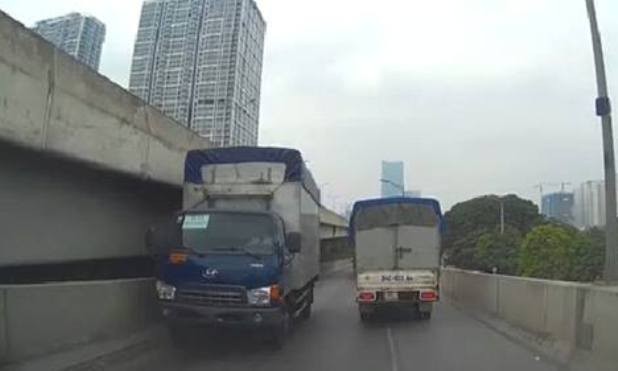 Xử phạt tài xế phóng ngược chiều lên đường trên cao Xe tải đi ngược chiều để lên đường trên cao.