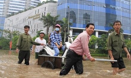 CSGT sẽ bố trí phương tiện kéo ôtô chết máy do ngập úng Hỗ trợ người và phương tiện chết máy trên đường Dương Đình Nghệ. Ảnh Trường Phong
