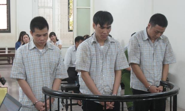 Bị đánh gần chết vì ngăn côn đồ đập phá nhà hàng xóm Các bị cáo tại phiên toà.