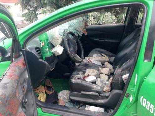 Thuê taxi đi hành hung, bị cả làng vây đánh nhập viện Chiếc taxi hư hại nặng vì bị người dân ném gạch đá.