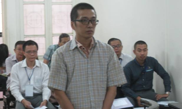 Cựu nhân viên ngân hàng lừa đảo chiếm đoạt hơn 605 triệu đồng Nguyễn Anh Tuấn tại phiên toà.