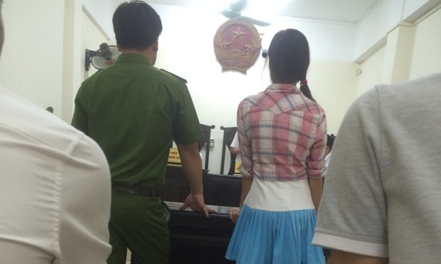 Kiện công an phường vì bị phạt do đánh nhau Các đương sự tại phiên toà.
