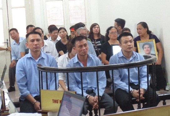 Giết 2 mạng người chỉ vì chỗ ngồi ăn bún Các bị cáo trước vành móng ngựa.