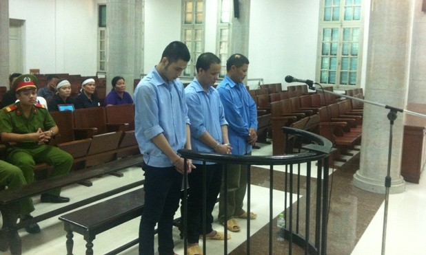 Bạn thân đánh nhau tử vong vì mối tình con trẻ Các bị cáo tại toà.