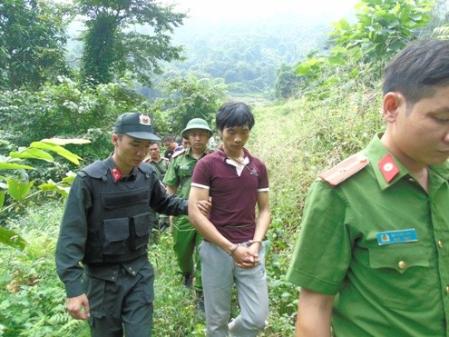 Thảm án Lào Cai: Hung thủ mang súng ẩn náu trong hang sâu Tẩn Láo Lở bị áp giải về nơi lẩn trốn.