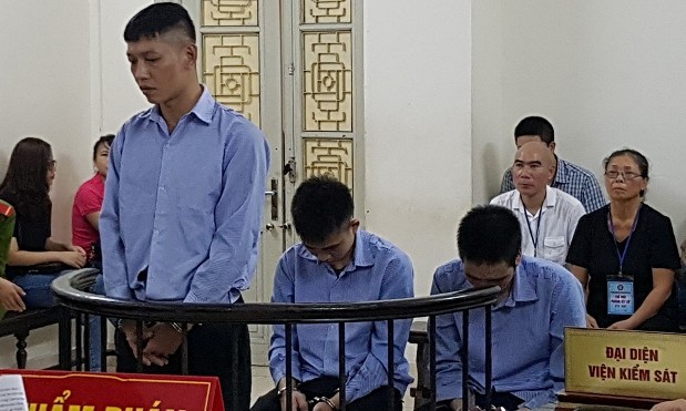 Chế mìn, đem hương đi sát hại 'đại ca' của đối thủ Các bị cáo tại toà.