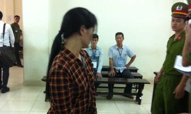 Luật sư bật khóc khi bào chữa cho người đàn bà giết con Nợ nần, không người giúp đỡ, Nguyễn Thị Sự chọn cách giết con rồi tự sát.