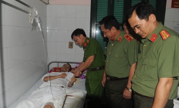 Trung úy công an trúng 2 viên đạn vẫn quật ngã kẻ buôn ma tuý Lãnh đạo Bộ Công an thăm hỏi Trung uý Lê Văn Tuấn.