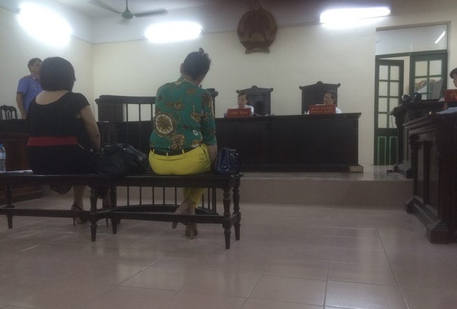 Say rượu đập phá, chống đối công an phường Các bị cáo tại tòa.