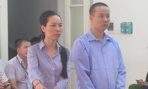 Cặp vợ chồng gửi con rồi biệt xứ vì vỡ nợ “tín dụng đen” Vợ chồng Thùy - Hạnh trước vành móng ngựa