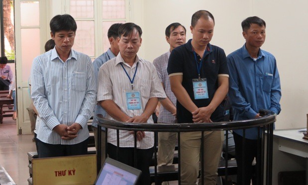 Hàng loạt quan xã vào tù vì lập khống hồ sơ đền bù đất Các bị cáo trước vành móng ngựa.