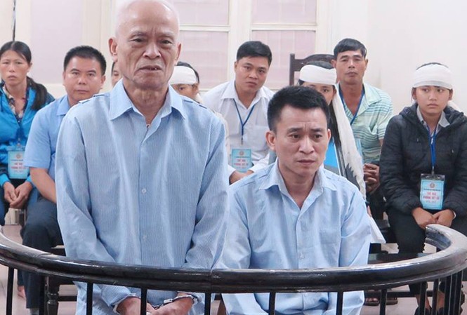 Cụ ông đoạt mạng cháu vì chuyện đi vệ sinh bừa bãi Hai bố con ông Đức tại toà.