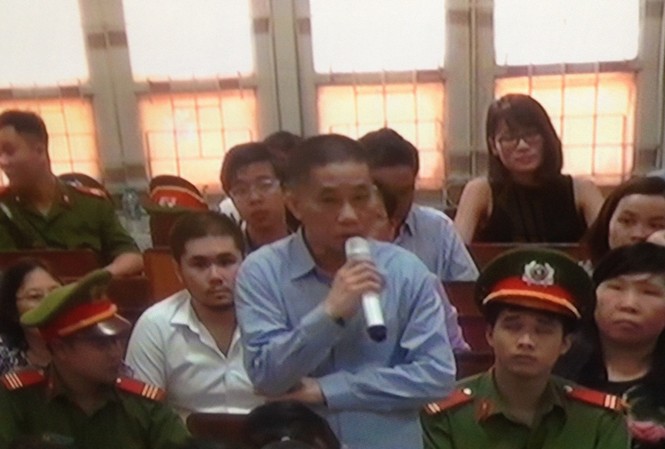 Ông Ninh Văn Quỳnh xin nộp lại 20 tỷ đồng “quà biếu“ Ông Ninh Văn Quỳnh tại tòa.