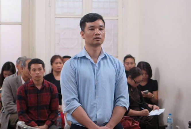 Kẻ trộm xe vàng trị giá 8,4 tỷ ở Hà Đông đòi tự sát tại tòa Vũ Duy Kiên tại phiên tòa tháng 4/2017.