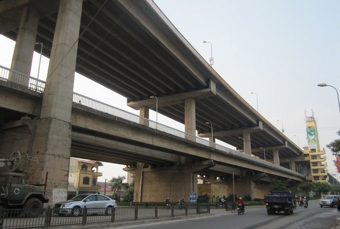 'Xe ôm – trà đá' hợp sức trấn lột người đi sai làn trên cầu Thăng Long 'Xe ôm – trà đá' hợp sức trấn lột người đi sai làn trên cầu Thăng Long