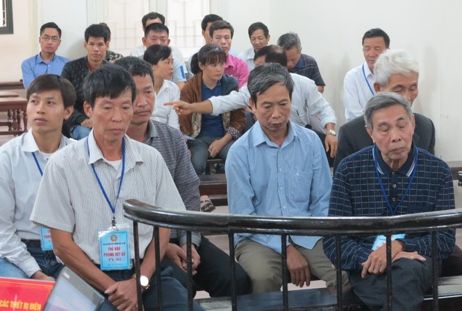 Nhóm cán bộ thôn vào tù vì cho thuê đất trái phép Các bị cáo tại tòa.