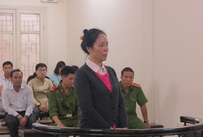 Nữ “đại gia” dùng cổ phần “ma” chiếm đoạt hàng nghìn m2 đất biệt thự Bị cáo Phan Thúy Mai tại tòa.