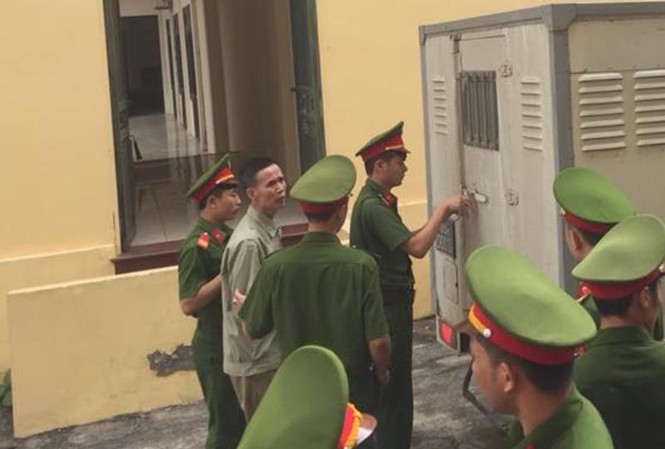 Cô bé lớp 9 sinh con sau khi bị hiếp dâm Hoàng Minh Tiến được dẫn giải tới tòa.
