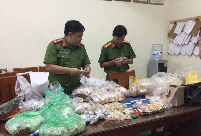 Hà Nội: Thu giữ hơn 7.000 sản phẩm quân trang 'nhái' Kiểm tra, thu giữ sản phẩm giống quân trang.