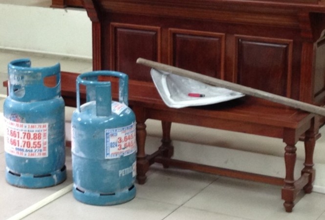 Người phụ nữ đốt bình gas, hành hung công an Tang vật trong vụ án.
