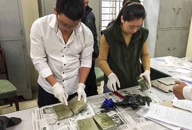 Thuê ô tô chở 6 bánh heroin và cả nghìn viên hồng phiến Kiểm tra, niêm phong số ma túy tang vật.