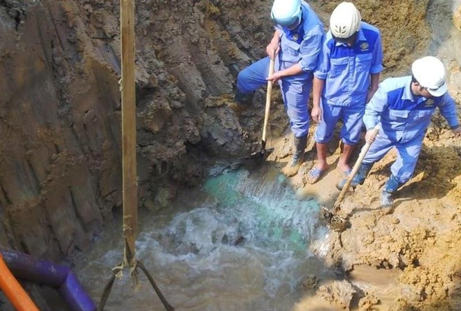 Truy tố nhóm cán bộ gây vỡ đường ống nước sông Đà 18 lần Đường ống nước sạch Sông Đà bị vỡ 18 lần từ năm 2012 đến 2016.