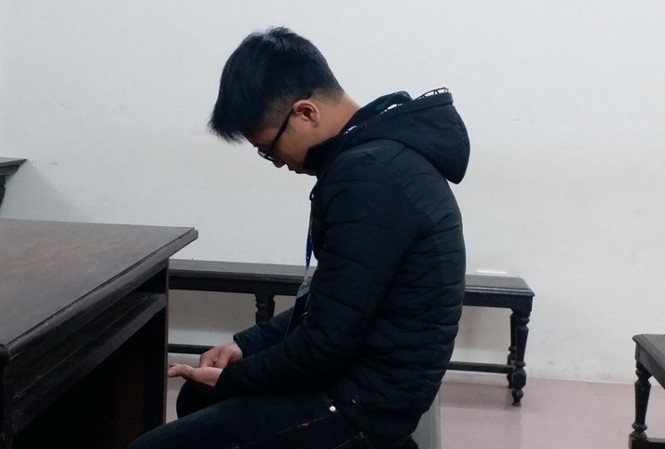 Cô gái bị nam thanh niên giả thầy bói lừa cả tình lẫn tiền Bùi Đăng Linh tại tòa.