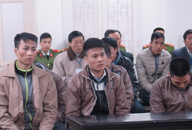 Trộm gỗ sưa tại các đình chùa bán gần một tỷ đồng Các bị cáo trong băng nhóm chuyên trộm gỗ sưa.