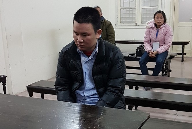Nam thanh niên khống chế phụ nữ, dùng dao đâm công an Phạm Thế Loát tại tòa án Hà Nội.