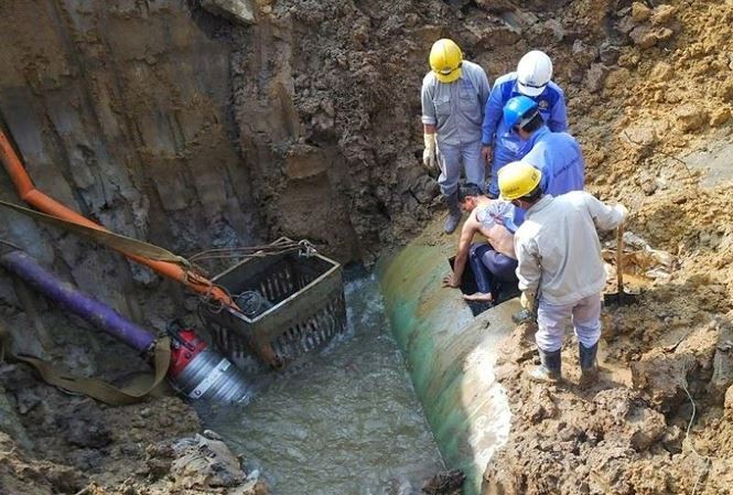 Xét xử vụ án 18 lần vỡ đường ống nước Sông Đà Công nhân khắc phục sự cố vỡ đường ống nước sạch Sông Đà. Ảnh Thanh Hà.