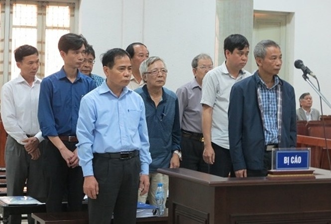 Nhiều bị cáo vụ vỡ đường ống Sông Đà được đề nghị án treo Các bị cáo tại tòa.