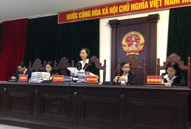Lợi dụng văn bản giãn dân phố cổ, lừa gần 170 tỷ đồng Chủ tọa cho biết sẽ tiếp tục triệu tập đại diện UBND quận Hoàn Kiếm tới tham dự phiên tòa.