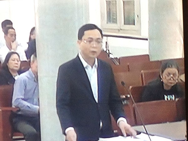 Bộ Tài chính: Tập đoàn Dầu khí đủ điều kiện đầu tư vào ngân hàng Đại diện Bộ Tài chính trả lời câu hỏi của các luật sư.