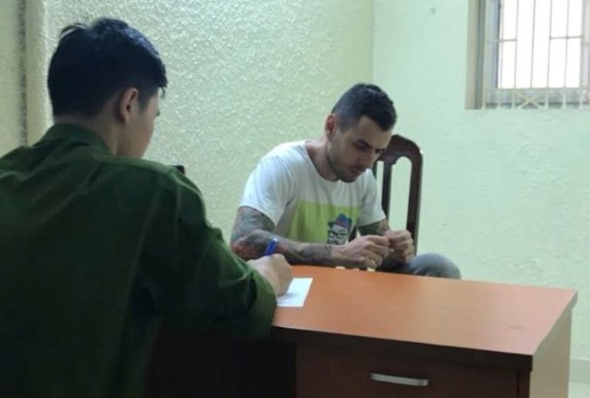 Bắt giữ chủ quán bar người Pháp vì kinh doanh cần sa Doussy Jonathan tại cơ quan công an.