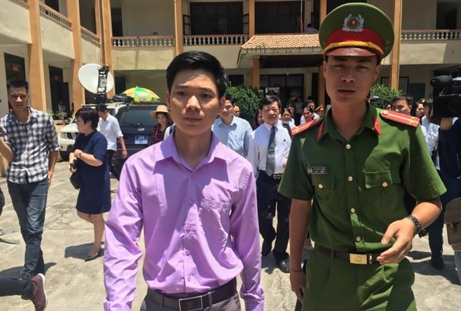 Bị cáo Hoàng Công Lương 'xin giữ quyền im lặng' trước kiểm sát viên Bị cáo Hoàng Công Lương.