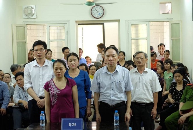 Cựu phó giám đốc sở 'thoát' tội tham ô, lĩnh 12 năm tù Các bị cáo nghe tòa tuyên án.