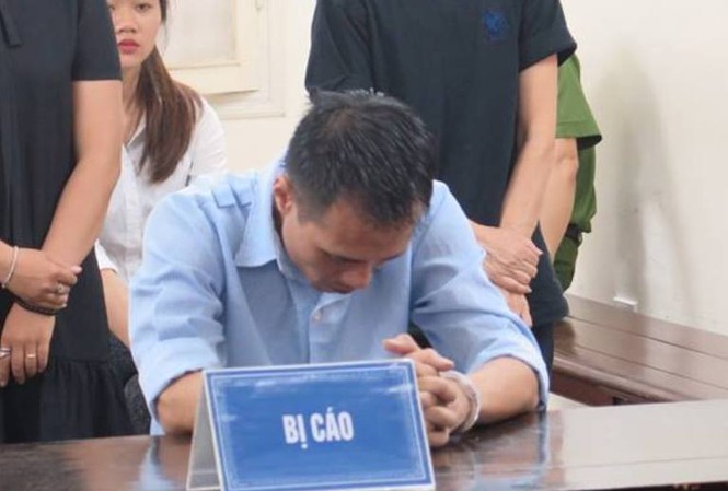 Giết người vì giành nhau trông xe máy Bị cáo Hoàng Tuấn Anh tại tòa.