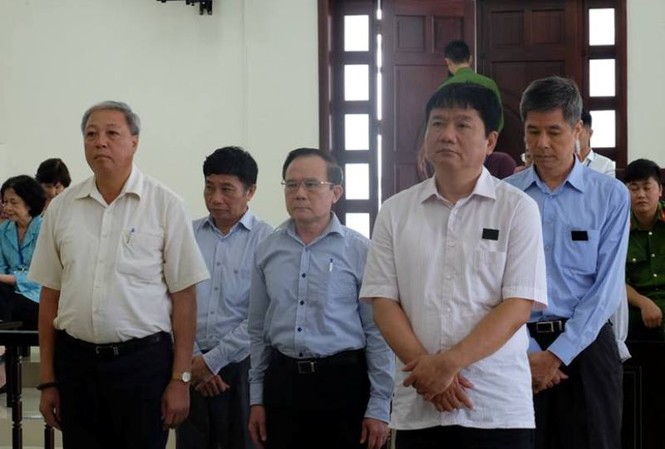 Hình ảnh ông Đinh La Thăng và đồng phạm tại tòa phúc thẩm Các bị cáo ở TAND Cấp cao tại Hà Nội ngày 19/6.