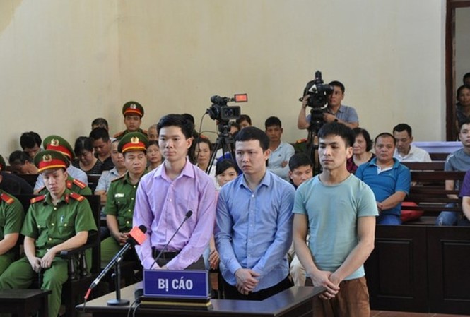 Chạy thận 9 người chết: Công an đủ căn cứ xử lý hình sự bác sĩ Lương Từ trái qua, các bị can Hoàng Công Lương, Trần Văn Sơn và Bùi Mạnh Quốc.