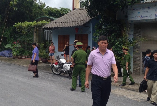 Khám nhà Phó phòng Khảo thí Hà Giang Vũ Trọng Lương Các lực lượng công an, kiểm sát tiến hành khám nhà ông Vũ Trọng Lương.