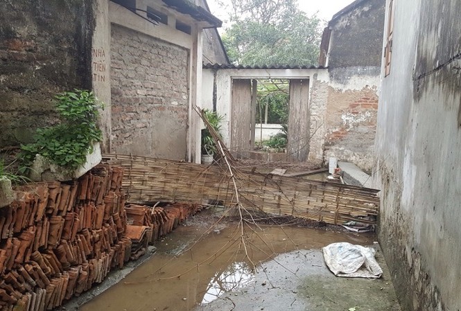 Lối đi chung bất ngờ bị 'xóa sổ', 2 cụ già rứt ruột bỏ nhà đi ở nhờ Cổng gia đình bà Thương bị hàng xóm chặn lại, dồn nước thải vào trong.