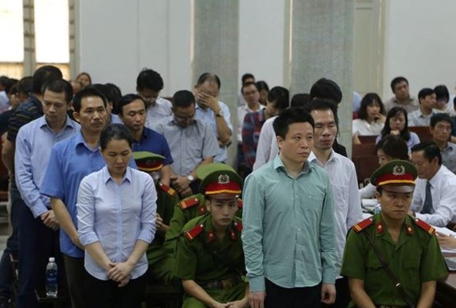 Ra quyết định kê biên tài sản của Hà Văn Thắm Ông Hà Văn Thắm (người đứng đầu) cùng các đồng phạm tại phiên tòa sơ thẩm.