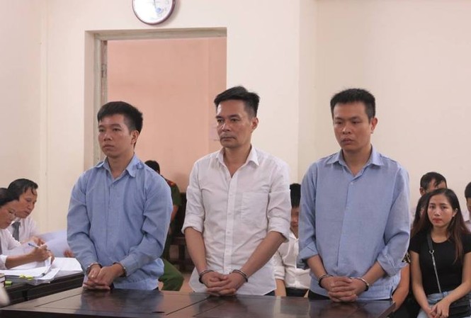 Cán bộ hải quan đánh tráo ngà voi, sừng tê tang vật Các bị cáo tại tòa.
